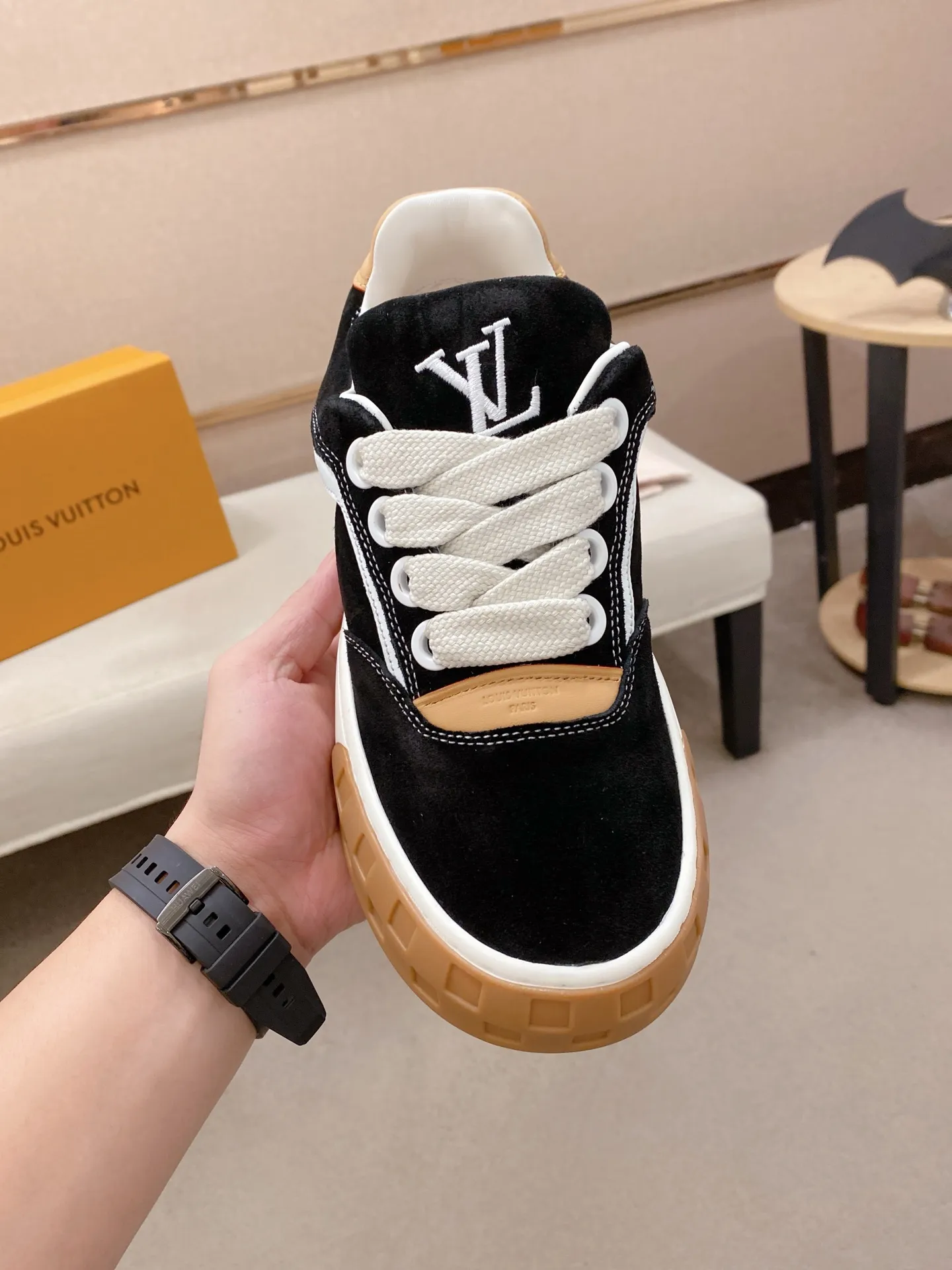 Factory price: 480💰 LV 🫏The colorful interpretation of BUTTERSOFT sneakers combines sheepskin, The colorful interpretation of LV BUTTERSOFT sneakers combines sheepskin and calfskin for a super soft feel. Designed by Pharrell Williams, this '60s-inspired shoe features a padded upper that's been crafted by Louis Vuitton craftsmen to further enhance the comfort of the leather. In addition to the LV initials, it features multiple signatures, including natural leather trim and an embossed pattern of Pharrell Williams and lobster on the side, referencing the Fall/Winter 2025 men’s show. A must-have artifact for fashionistas✅ Code number 38-44